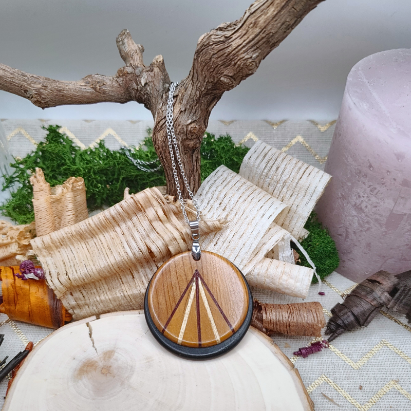 Pendentifs et colliers en bois